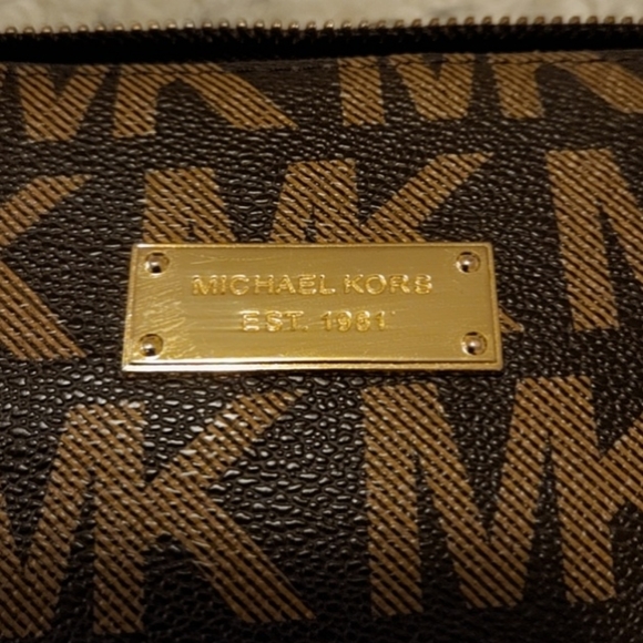 Michael Kors Logo Wallet - Picture 8 of 9